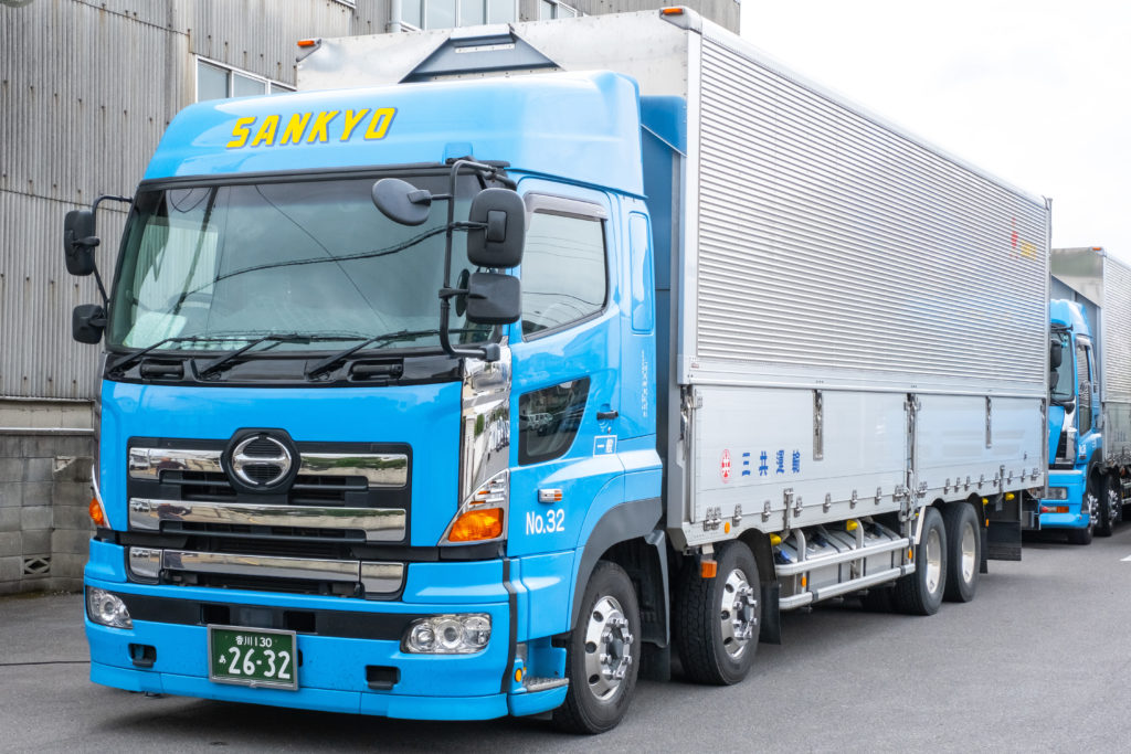 ハコ型トラックの正面