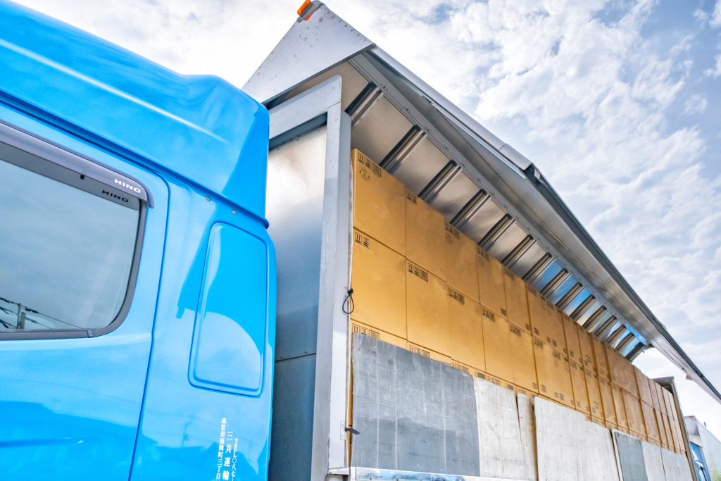 ハコ型トラックのウイング