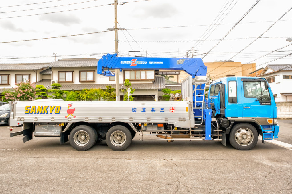 ヒラ型トラックの側面