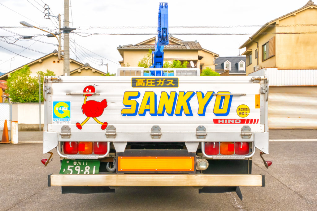 ヒラ型トラックの後