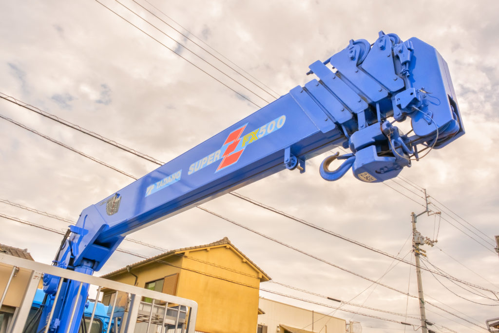 ヒラ型トラックのクレーン