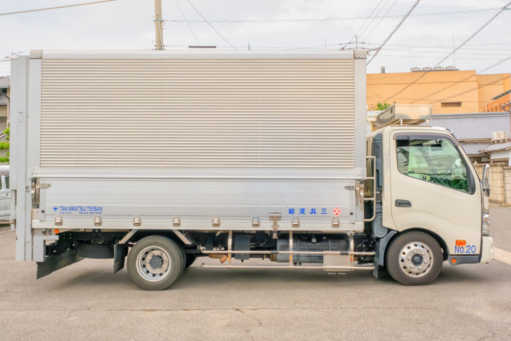 中型トラックの側面